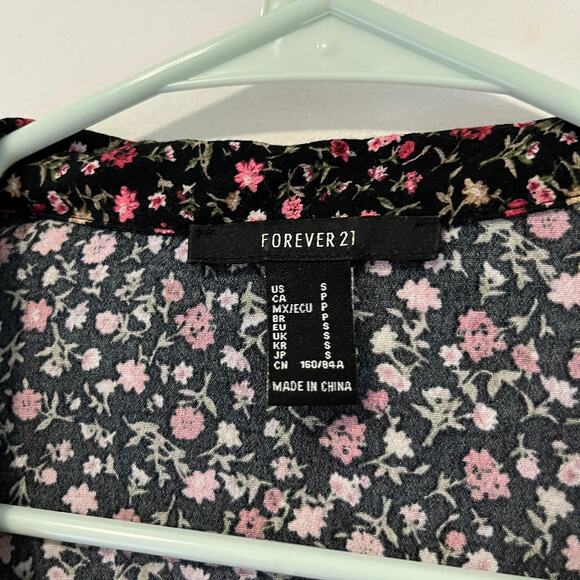 Forever 21 Black & Pink Floral Print Button Up Top Size Small - Picture 3 of 4